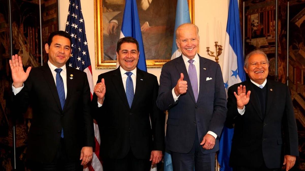 De izq. a der. los presidentes, Jimmy Morales de Guatemala; Juan Orlando Hernández, de Honduras; el vicepresidente de EEUU, Joseph Biden, y Salvador Sánchez Cerén de El Salvador, el miércoles en Washington.