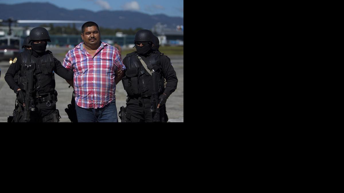 
Soldados guatemaltecos conducen al presunto líder internacional del narcotráfico Efraín Cifuentes González, alias ‘Negro Sosa’, en Ciudad de Guatemala.
