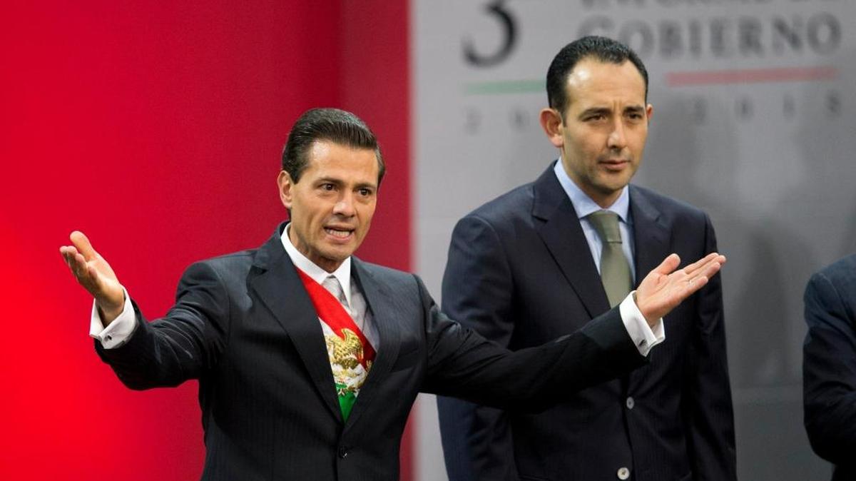 
El presidente de Mexico, Enrique Pena Nieto, saluda cuando llega al Palacio Nacional el miércoles donde presentó su informe a la nación, en Ciudad de México.
