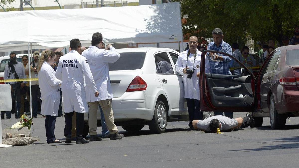 Peritos fiscales trabajan el lunes en la ciudad de Culiacán, en el estado de Sinaloa, México, en la recreación de los hechos ocurridos hace una semana en esta ciudad, donde fue asesinado el periodista Javier Valdez.