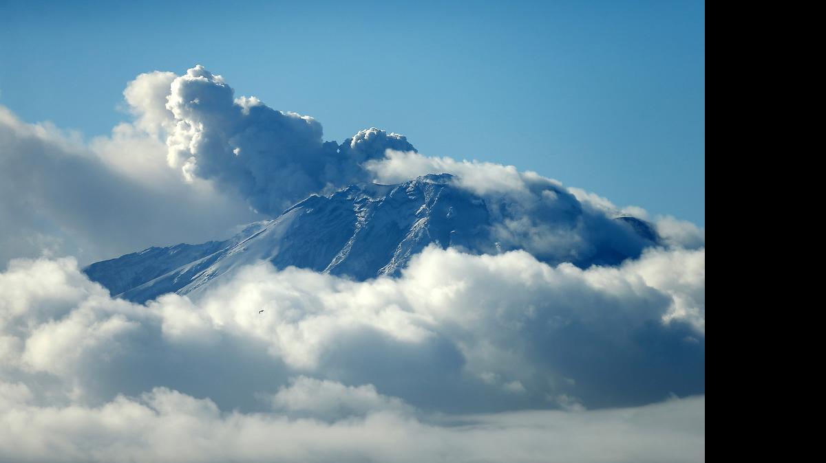 
Vista general el sábado del volcán Calbuco, en la localidad de Puerto Varas, en la región de Los Lagos, en el sur de Chile. El Servicio Nacional de Geología y Minería (Sernageomin) de Chile advirtió que el actual ciclo eruptivo del pasado jueves del volcán podría extenderse por varios meses. 
