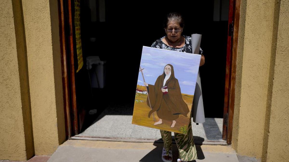 Rita Canteros sale de la parroquia con un cuadro de María Antonia de Paz y Figueroa, conocida popularmente por su nombre en quechua “Mama Antula”, en las afueras de Buenos Aires, Argentina, el domingo 28 de enero de 2024. La canonización de “Mama Antula” en una ceremonia el 11 de febrero encabezada por el papa Francisco en la Basílica de San Pedro, en el Vaticano, la convertirá en la primera santa argentina.