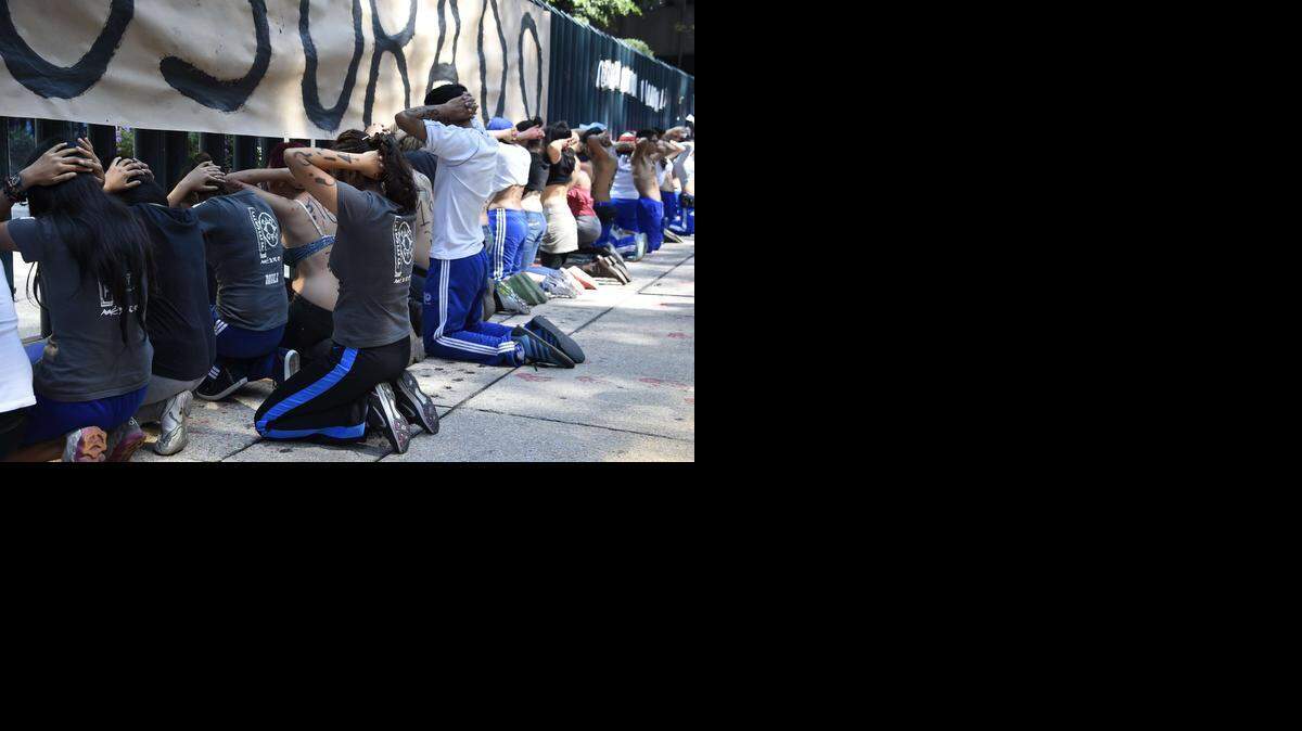
Decenas de personas realizaron una simbólica vigilia de oración y ayuno por igual número de horas para expresar su clamor de justicia. 

