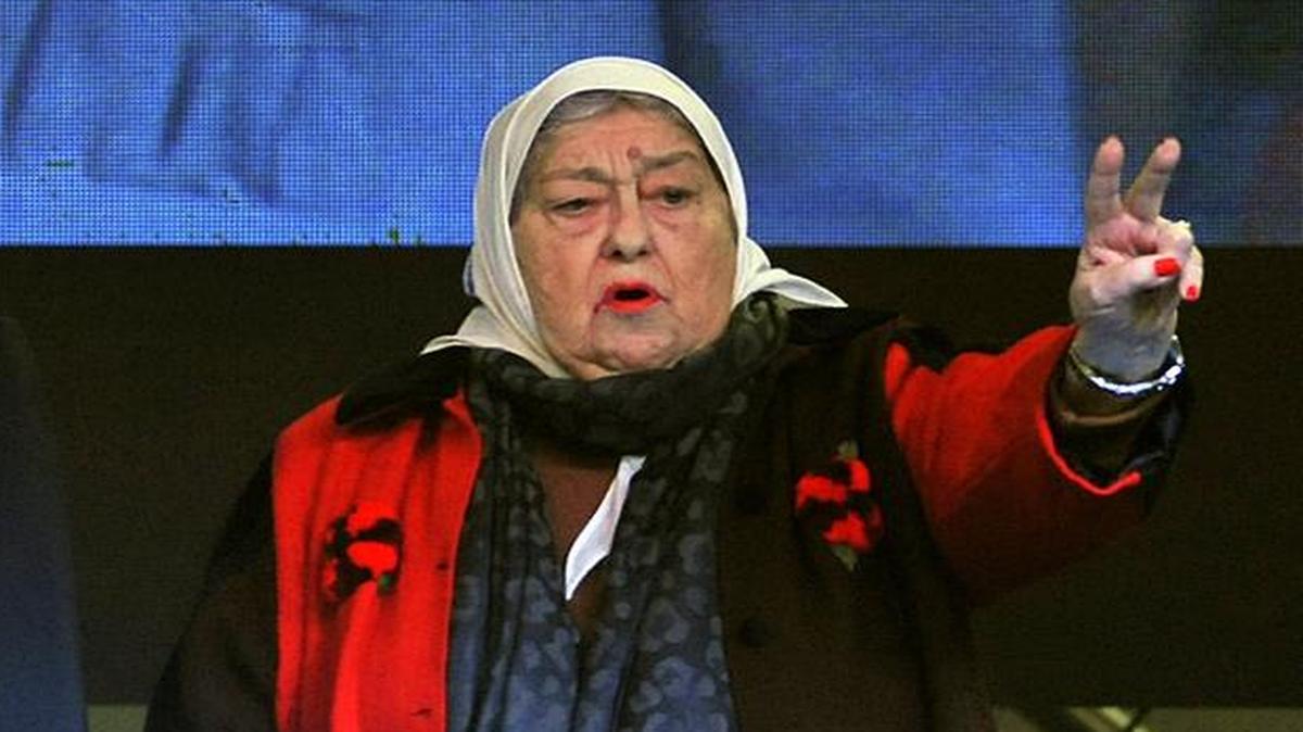 La ex presidenta brasileña Dilma Rousseff y la líder del grupo de derechos humanos Madres de Plaza de Mayo, Hebe de Bonafini, en la Universidad de La Plata De periodismo y comunicación social en La Plata, Argentina el 11 de mayo de 2017.