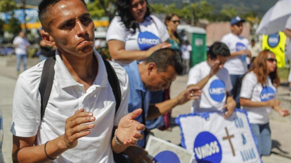 Aproximadamente 300 jóvenes del movimiento ‘Unidos’ se congregaron en la plaza del Divino Salvador del Mundo, El Salvador, donde presenciaron un concierto de música religiosa, prédica de pastores y representaciones teatrales.