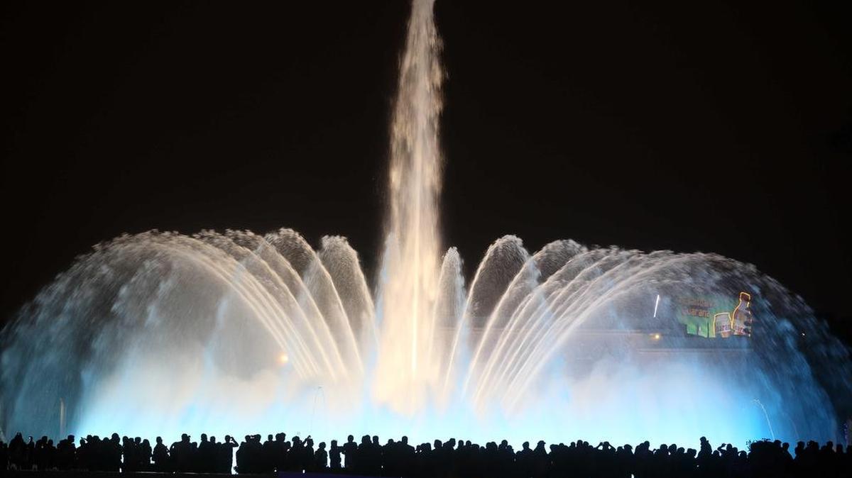 Asistentes observan una de las fuentes del circuito mágico del agua, con un chorro que puede elevarse a más de ochenta metros de altura, en el Parque de la Reserva en Lima (Perú) este viernes 15 de enero de 2016.