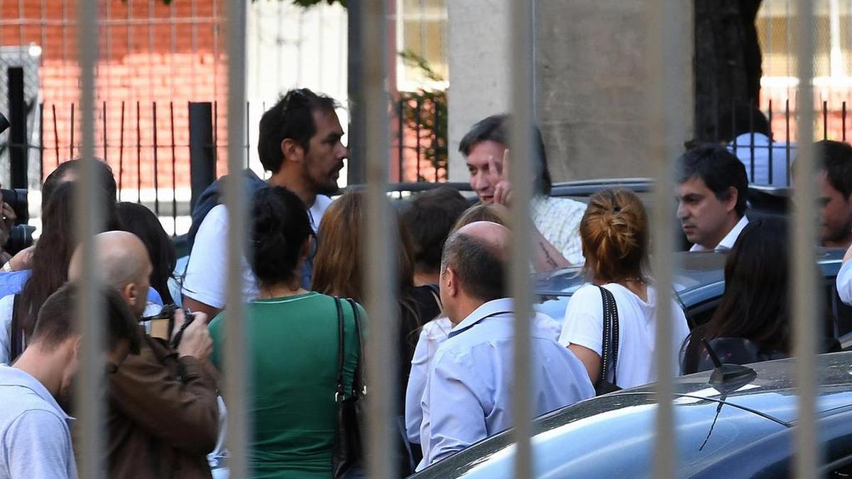 El hijo de los expresidentes Cristina y Néstor Kirchner, Máximo (centro), llega el lunes 6 de marzo de 2017, a los tribunales federales de Retiro, en Buenos Aires (Argentina).