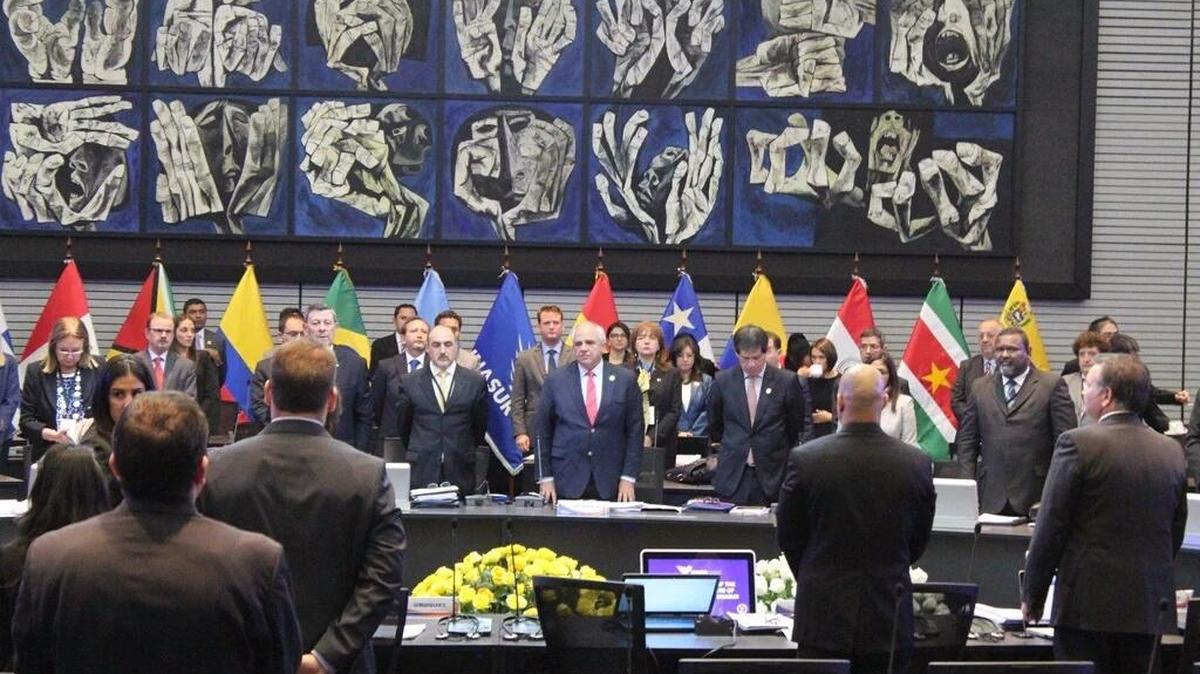 El secretario general de Unasur, Ernesto Samper (cen.) y los cancilleres de los países miembros de esa organización, guardan el sábado un minuto de silencio por las víctimas del sismo de Ecuador y de las lluvias en Uruguay y Chile.