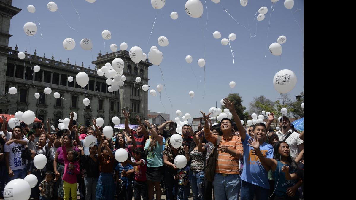 
Varias guatemaltecos liberan el domingo globos con el lema ‘Las y los desaparecidos están en todas partes, 21 de junio Día contra la desaparición forzada”, en Ciudad de Guatemala.
