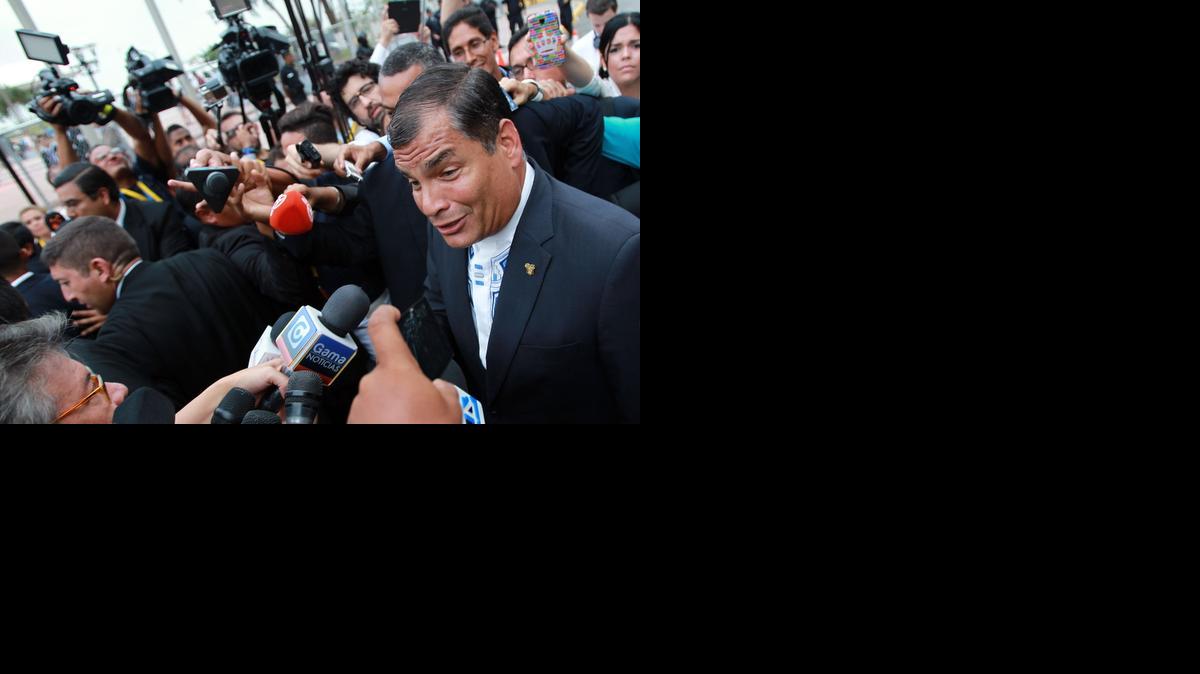 
El presidente de Ecuador, Rafael Correa, habla con periodistas durante la VII Cumbre de jefes de Estado y de Gobierno de las Américas que se celebrará en la Ciudad de Panamá.
