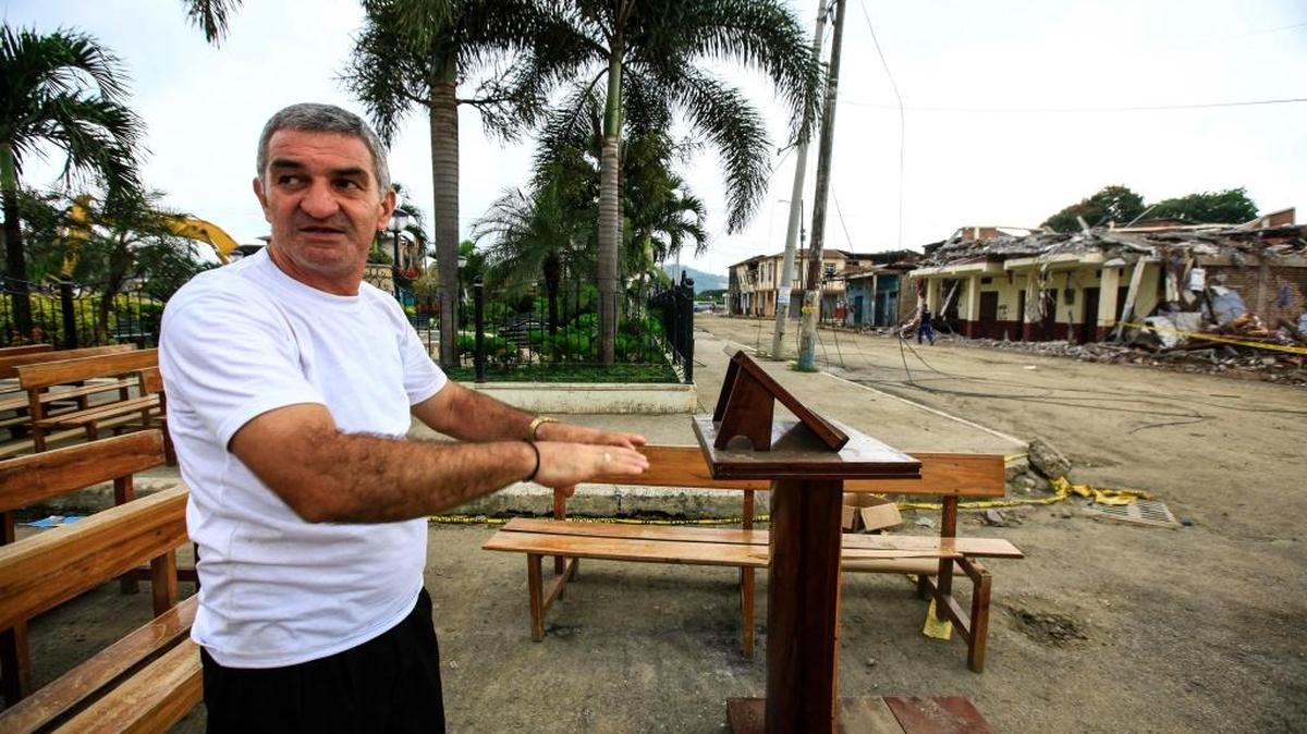 El sacerdote Leonel Zapata en el lugar donde ha instalado bancos para misas al aire libre tras el devastador sismo en la localidad de Jama.