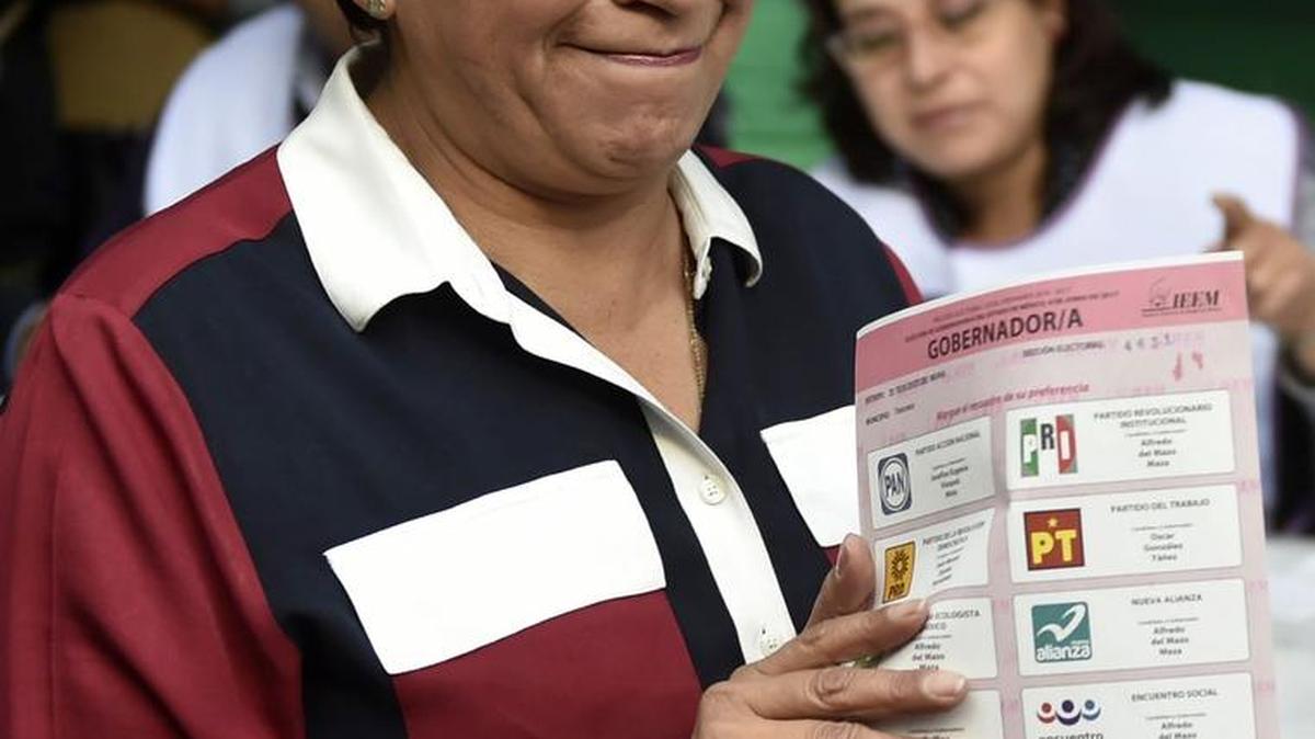 La candidata a gobernador del estado de México por el Movimiento de Regeneración Nacional (MORENA) Delfina Gómez, vota en una mesa de votación en Texcoco, Estado de México el 4 de junio de 2017, durante la elección estatal.
