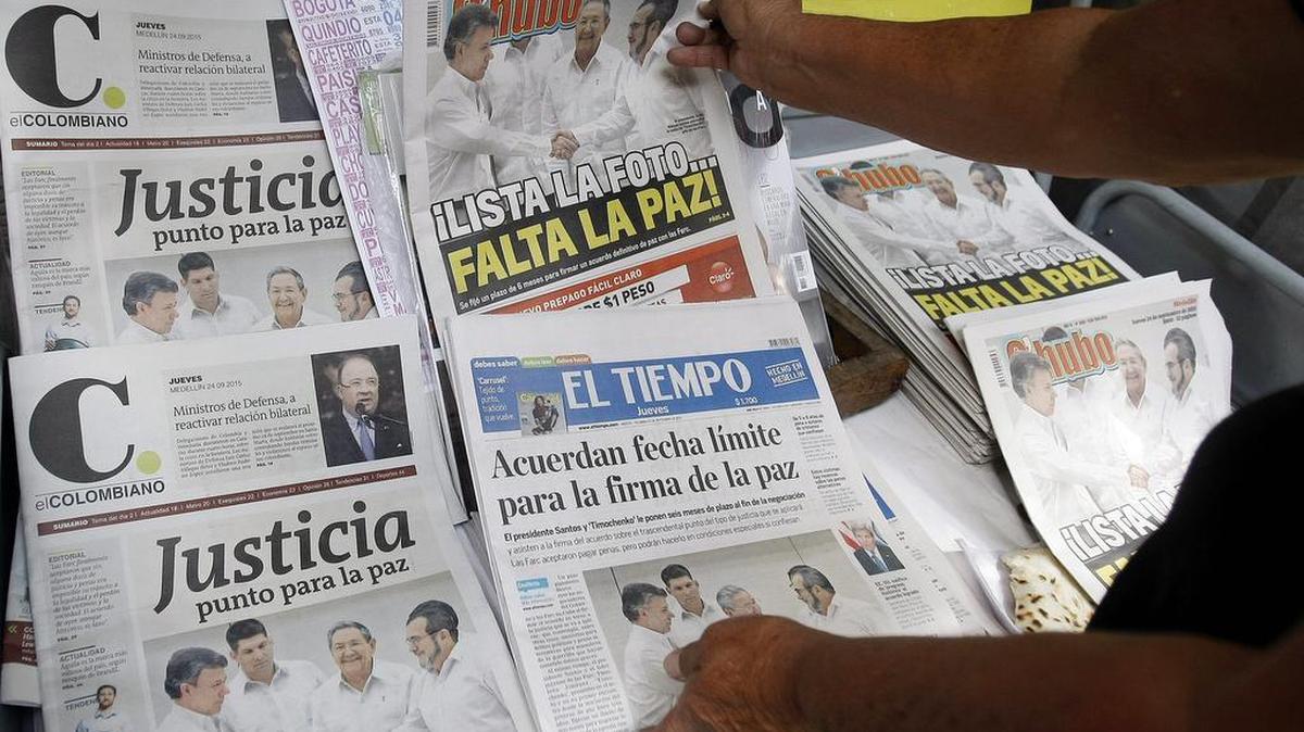 
La prensa colombiana calificó el jueves como ‘histórico’ el convenio alcanzado por el Gobierno y las FARC para firmar un acuerdo de paz antes del 23 de marzo de 2016.
