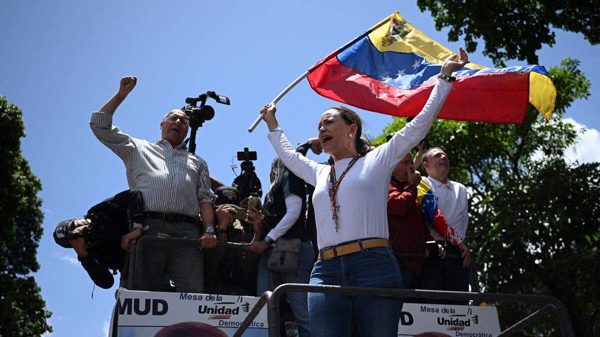 La líder de la oposición venezolana María Corina Machado ondea una bandera nacional durante una manifestación para protestar por los resultados de las elecciones presidenciales, en Caracas el 3 de agosto de 2024. 