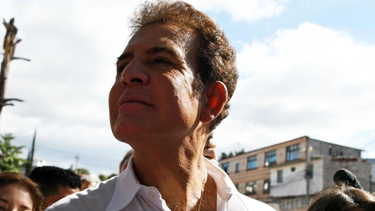 Salvador Nasralla, candidato presidencial de la Alianza Hondureña de Oposición contra la Dictadura, se prepara para hablar con la prensa luego de votar en la Escuela de la República de Honduras en Tegucigalpa durante las elecciones generales del 26 de noviembre de 2017.