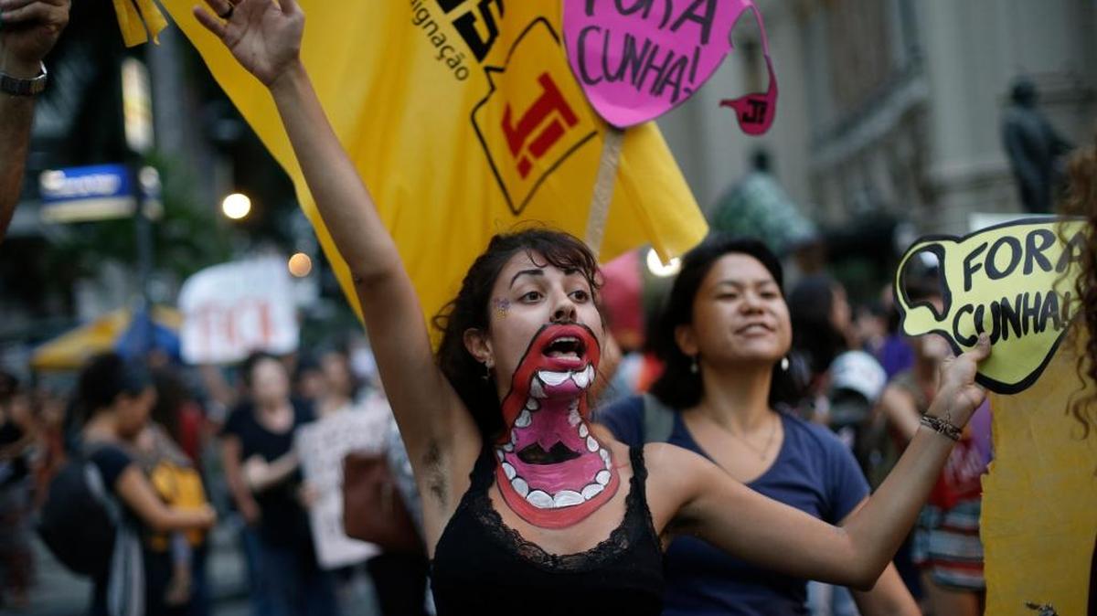 Brasileñas gritan consignas contra un proyecto de ley sobre el aborto y exigen la renuncia del presidente de la Cámara de Diputados, Eduardo Cunha.