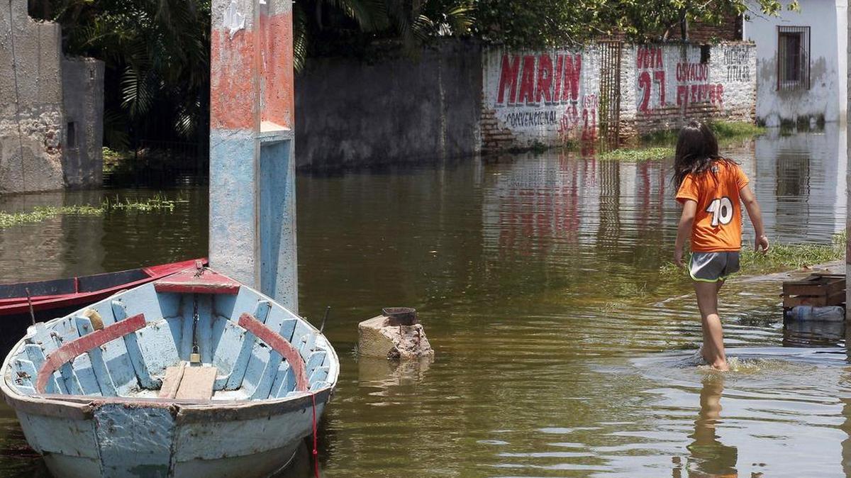Una calle de Asunción, Paraguay, inundada este viernes por las aguas debido a fuertes lluvias, que también han afectado gravemente a Argentina.