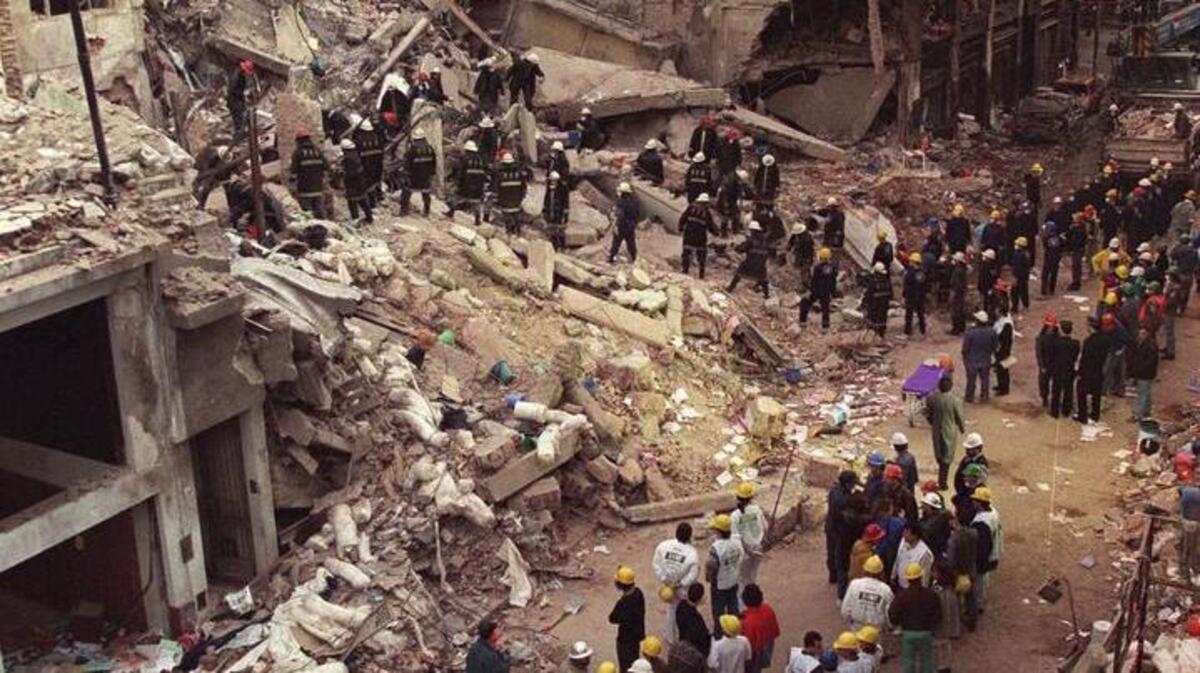 
Imagen tras el atentado contra la Asociación Mutual Israelita de Argentina (AMIA) ocurrido el 18 de julio de 1994, que dejó 85 muertos y más de 300 heridos. 
