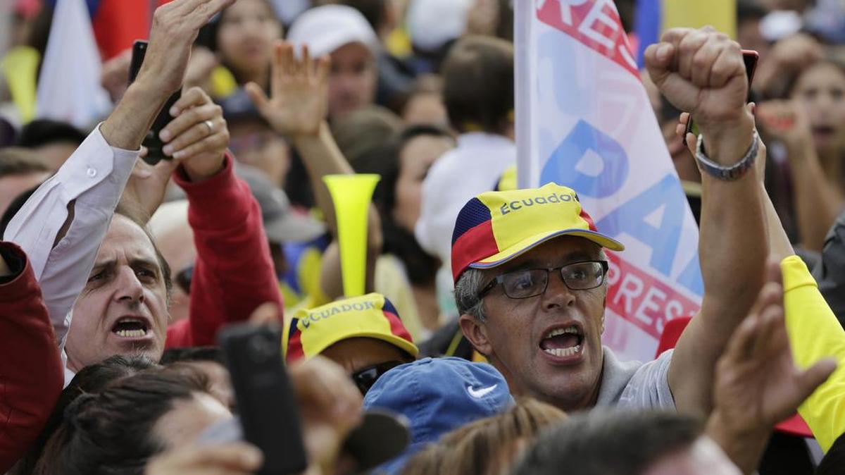 El candidato presidencial de la CREO, Guillermo Lasso, fuera del Consejo Nacional Electoral, en Quito, Ecuador, el martes 21 de febrero de 2017. El país andino se dirige a una segunda vuelta presidencial mientras el candidato del partido gobernante Lenin Moreno enfrenta a Lasso.