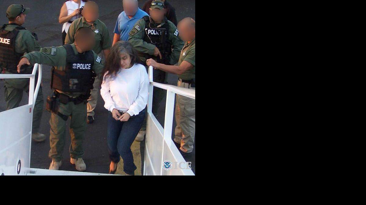 
Sandra Avila Beltrán, la Reina del Pacífico, sube a un aviación en el 2013, tras ser deportada a México desde El Paso, Texas, a Ciudad de México.
