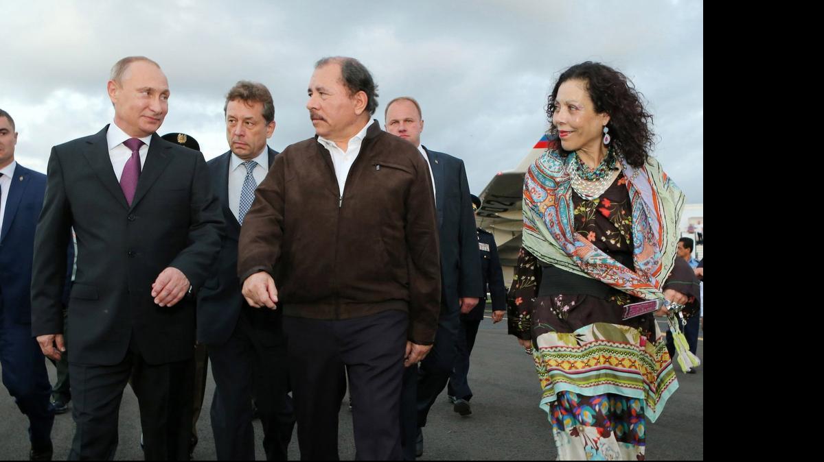 
El presidente de Nicaragua, Daniel Ortega (centro) y la primera dama, Rosario Murillo, reciben al presidente ruso Vladimir Putin en el 2014. 
