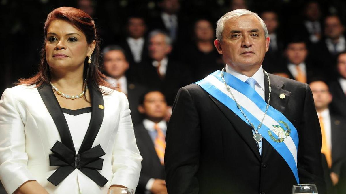 
El presidente de Guatemala, Otto Pérez Molina, posa junto a su ahora ex vicepresidenta, Roxana Baldetti, durante su investidura en el 2012, en el Domo Polideportivo, en Ciudad de Guatemala. 
