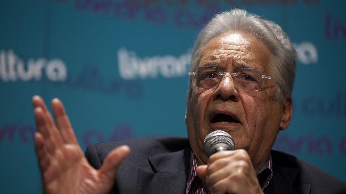 El ex presidente de Brasil Fernando Henrique Cardoso habla durante el lanzamiento de su libro “La Miseria de la Política”, en Sao Paulo en el 2015. Cardoso afirmó el sábado que la única salida a la crisis es la destitución de la jefa de Estado, Dilma Rousseff.