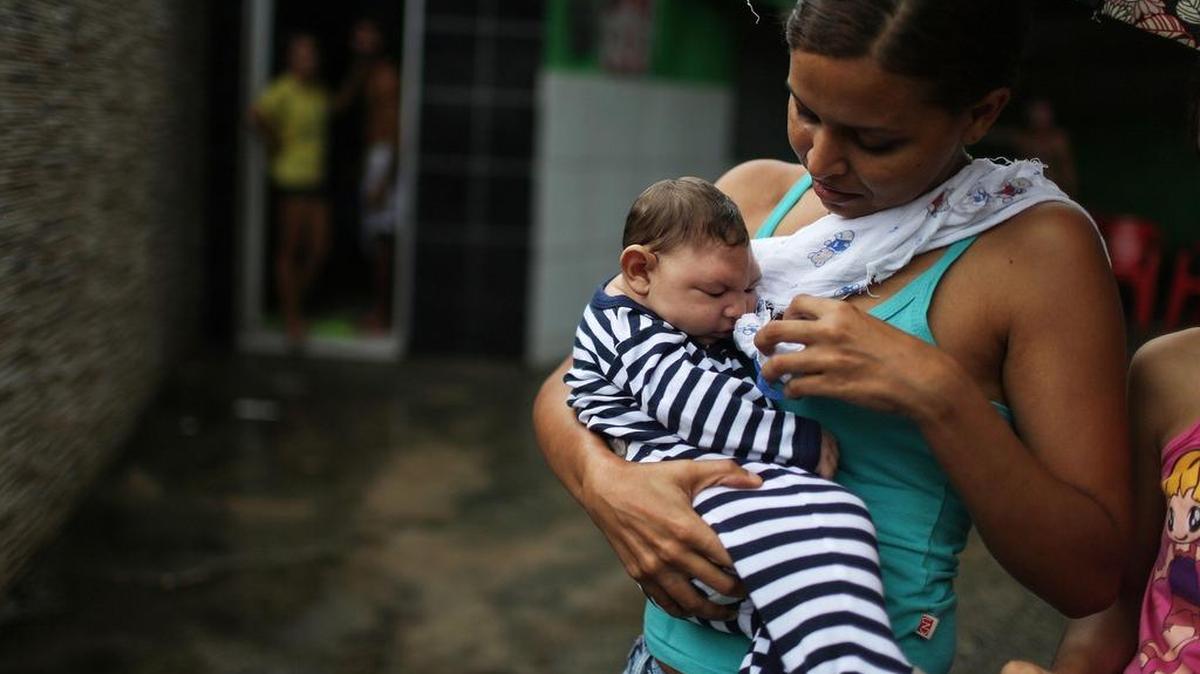 Daniele Santos camina con su bebé Juan Pedro, que tiene microcefalia, el 30 de mayo de 2016 en Recife, Brasil.