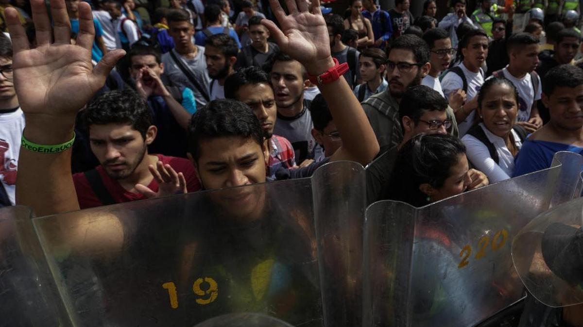 Estudiantes se manifiestan en rechazo a la decisión del Tribunal Supremo de asumir las competencias del Parlamento, este viernes 31 de marzo de 2017, en Caracas, Venezuela.