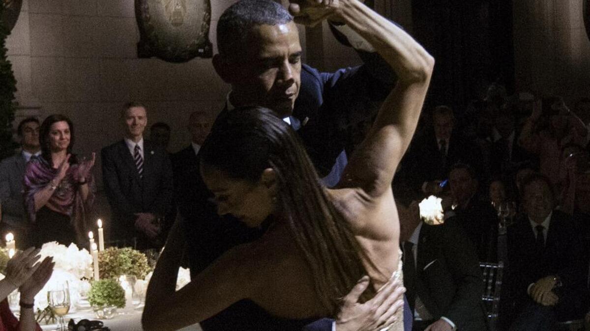 El presidente estadounidense Barack Obama baila tango con una bailarina durante una cena de Estado en el Centro Cultural Kirchner en Buenos Aires el 23 de marzo de 2016.