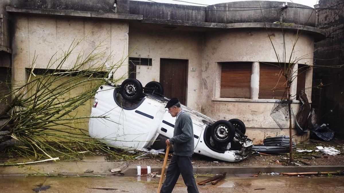 Una persona pasa junto a los escombros después que un tornado pasara por Dolores, Uruguay, el sábado, 16 de abril de 2016.