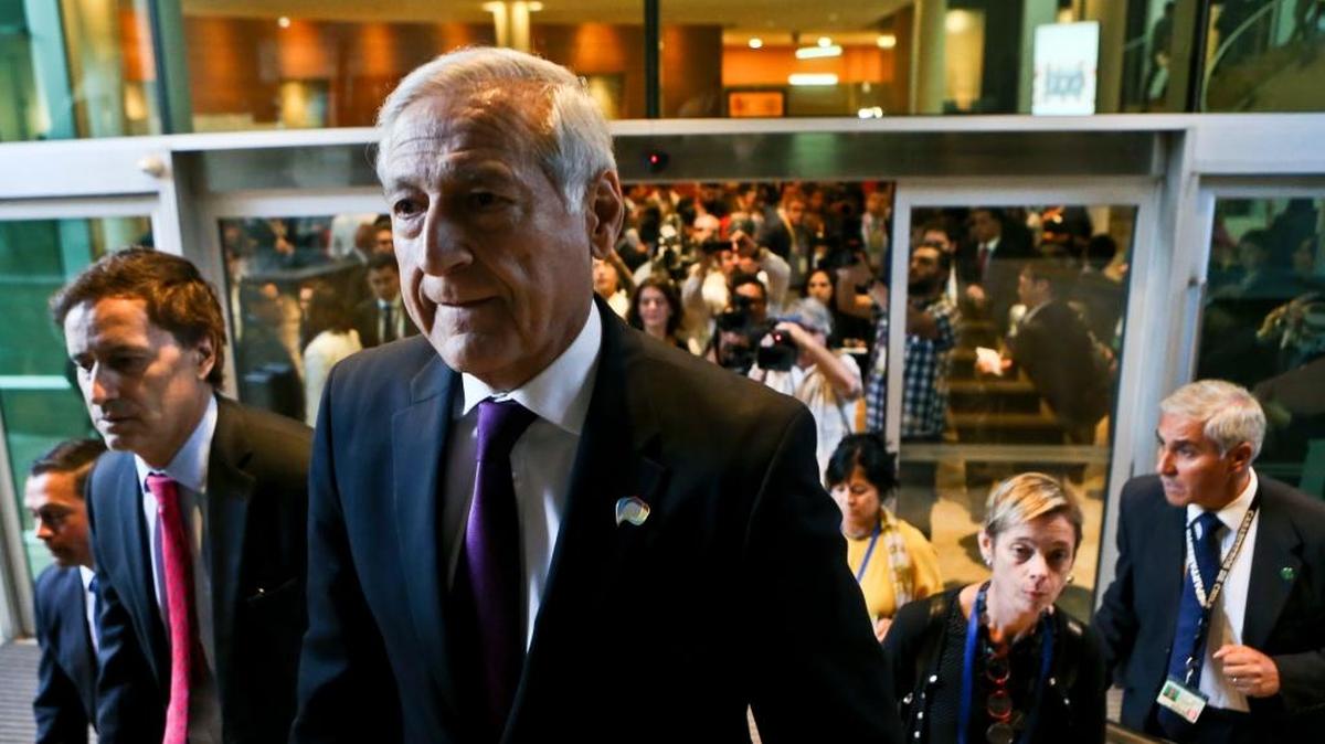 El ministro chileno de Relaciones Exteriores, Heraldo Muñoz, saliendo de una conferencia de prensa en Vina del Mar, Chile, el 14 de marzo. Muñoz dijo que se reunió el lunes 3 de abril con el embajador en Venezuela y le dijo que no tiene fecha de regreso.