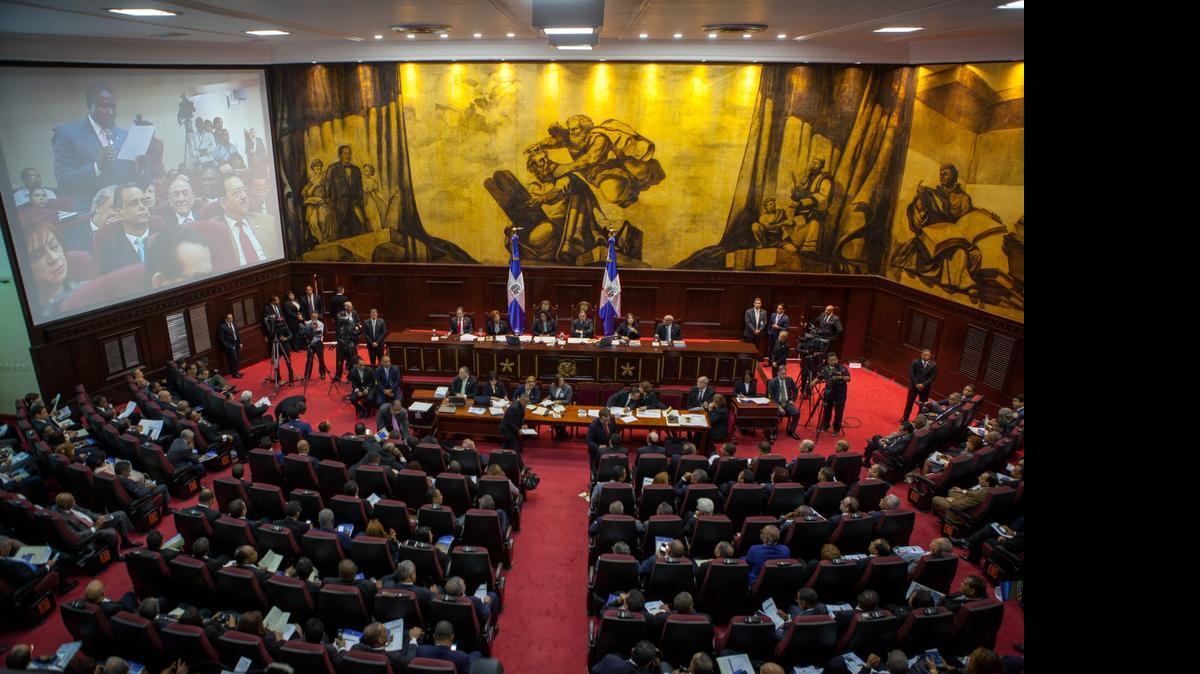
Vista general de la sesión de la Asamblea Nacional Revisora que discute reformar la Constitución, para que el presidente de la República pueda optar a un segundo mandato consecutivo, el sábado en Santo Domingo.
