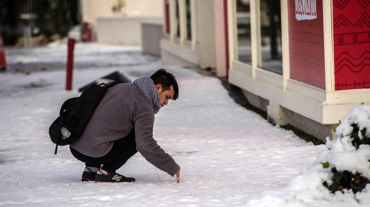 La capital chilena se despertó este sábado con varios de sus barrios cubiertos de nieve, un fenómeno inusual que no ocurría con tanta intensidad desde 2007. La nevada provocó un corte del servicio eléctrico que afectó a 250,000 hogares en medio de una intensa ola de frío.