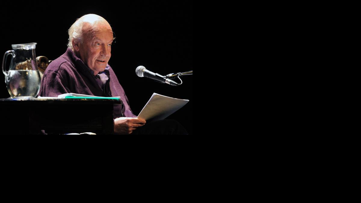 
El escritor uruguayo Eduardo Galeano lee su nuevo libro ‘Los hijos de los días’, en el teatro Solis, en Montevideo, en el 2012.
