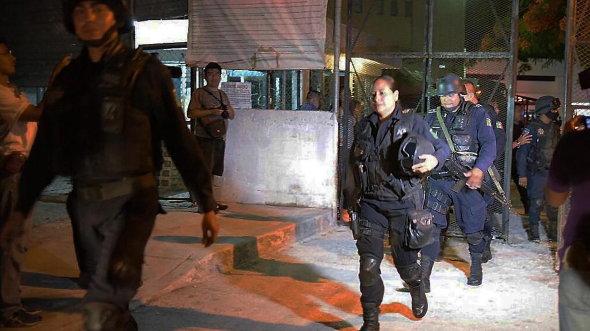 Policías ingresan al Centro de Reinserción Social de Cancún (Cereso) tras la fuga de por lo menos once presos, este martes, 12 de julio de 2016, en Cancún (México). De acuerdo con información preliminar, once personas lograron amarrar a un guardia de seguridad del penal y huyeron en taxis .