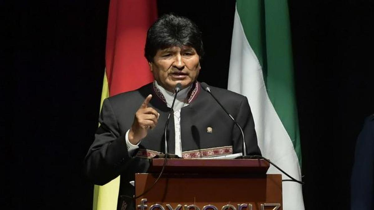 Fotografía del 22 de septiembre de 2017, del presidente Evo Morales (i) hablando durante la inauguración de la edición 42 de la Feria Internacional de Santa Cruz - Expocruz 2017, el mayor evento empresarial de Bolivia, en Santa Cruz (Bolivia).