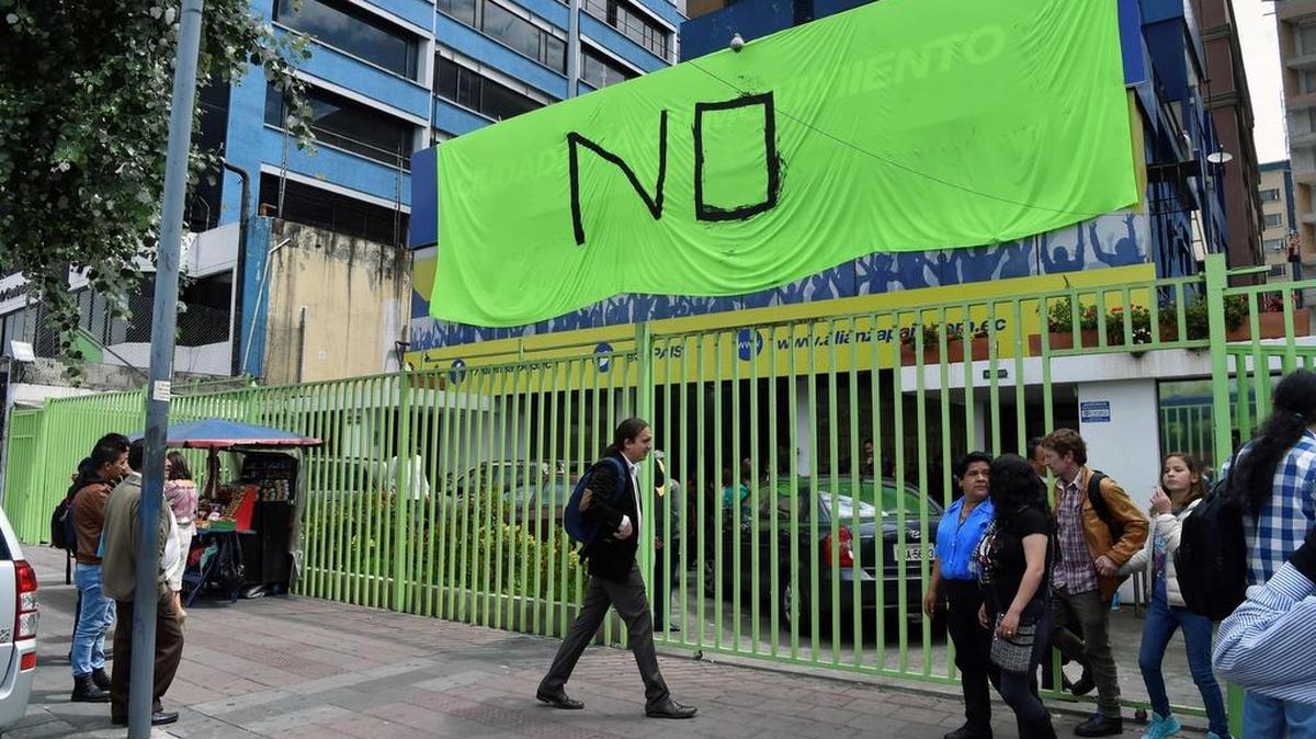 Una pancarta que dice "No" al plebiscito anunciado por el presidente Lenín Moreno se ve en la sede del partido dividido Alianza País el 3 de enero de 2018 en Quito.