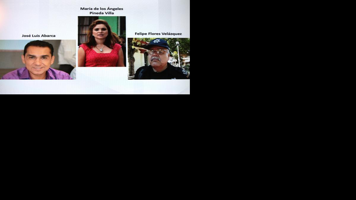
Combo de tres fotografías presentado por la Fiscalía General de México donde se ve al presidente municipal de Iguala, José Luis Abarca (izq.), su esposa María de los Angeles Pineda Villa y el secretario de seguridad Felipe Flores Velázquez, a quienes acusan de ser los autores intelectuales de la represión a los estudiantes. 
