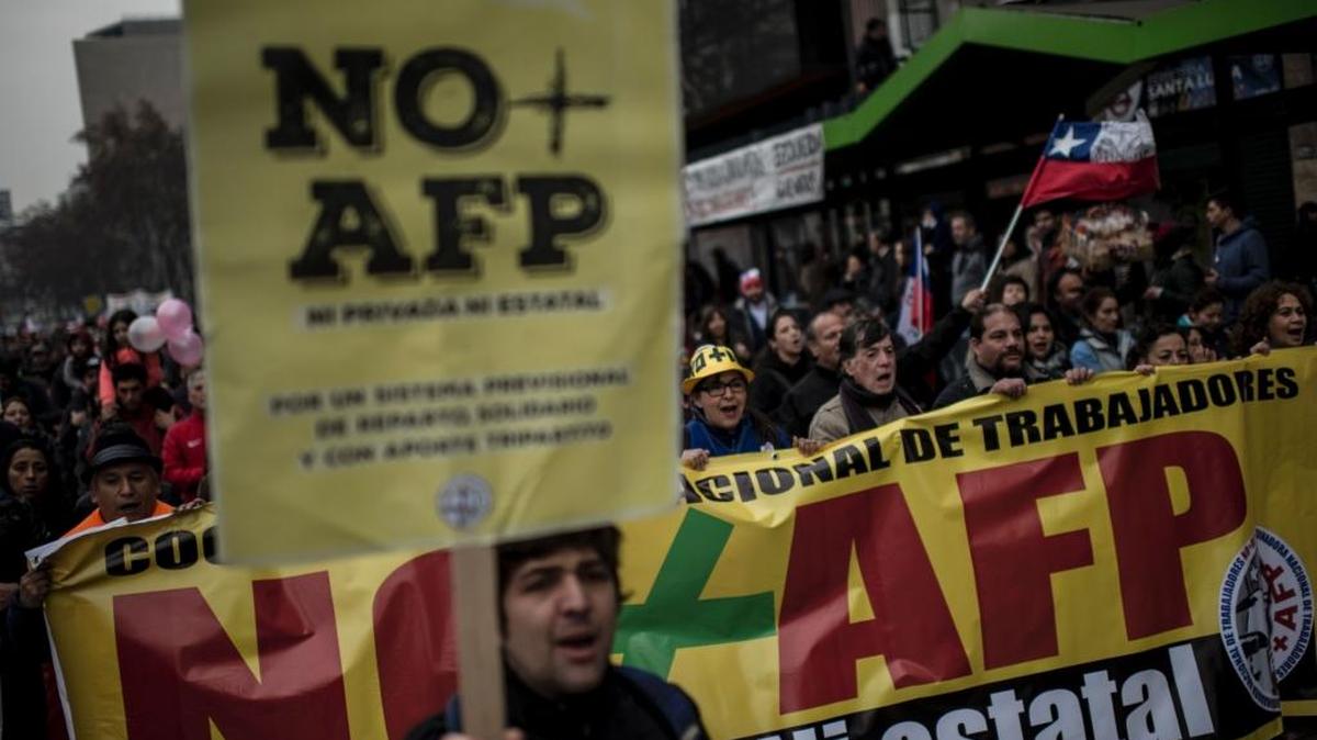 Trabajadores protestan este domingo en Santiago de Chile.