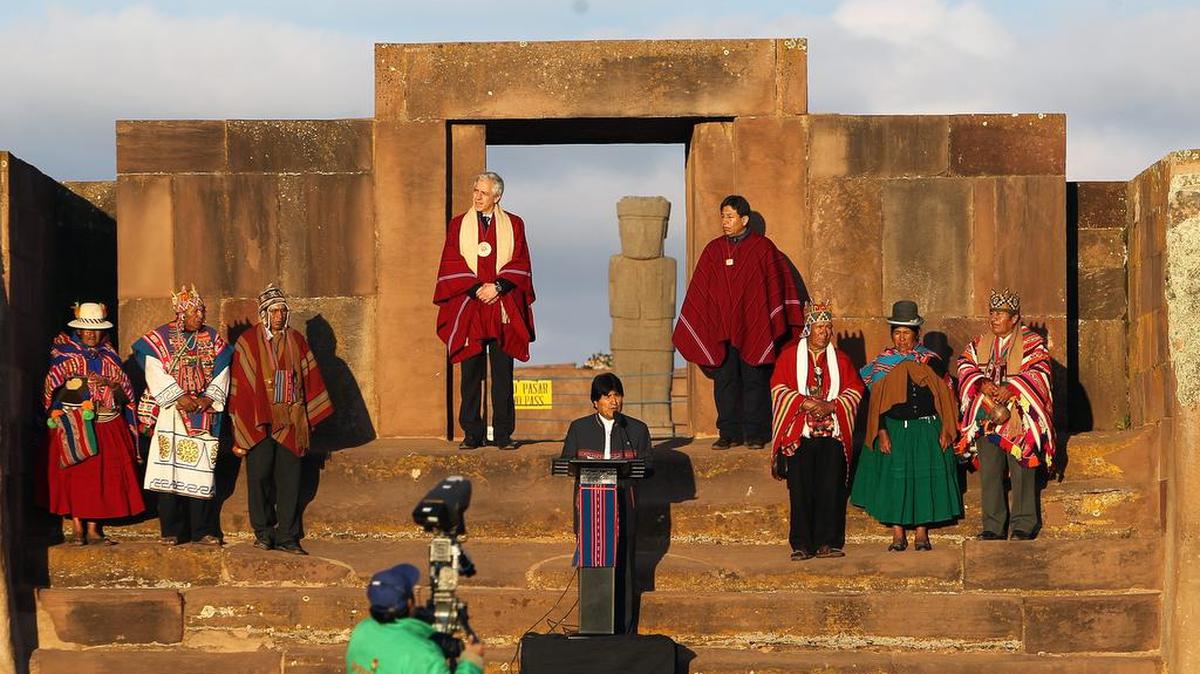 El presidente boliviano, Evo Morales (c), el canciller de Bolivia, David Choquehuanca (c-d), y el vicepresidente del país, Álvaro García Linera (c-i), participan en un acto en la ciudadela prehispánica de Tiahuanaco para celebrar el récord del presidente que más tiempo ha gobernado el país de forma continua hoy, miércoles 21 de octubre de 2015.ALIPAZ