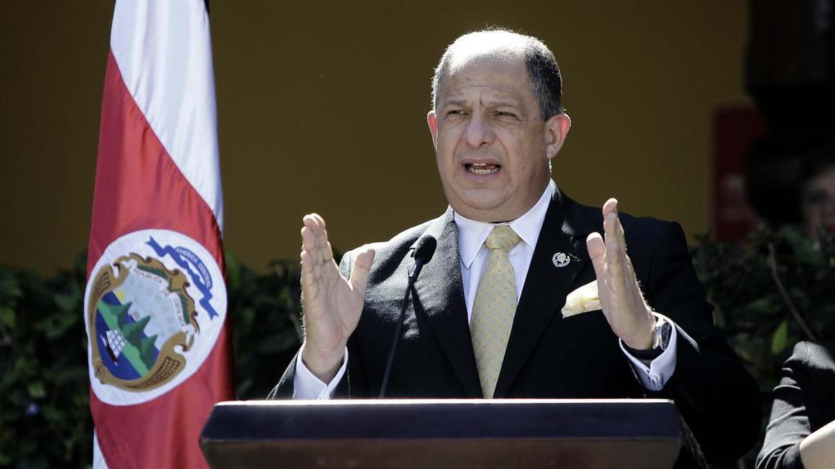 El presidente costarricense, Luis Guillermo Solís, pronuncia un discurso el martes 1 de diciembre de 2015, en San José, en el marco del 67 aniversario de la disolución del ejército de su país.