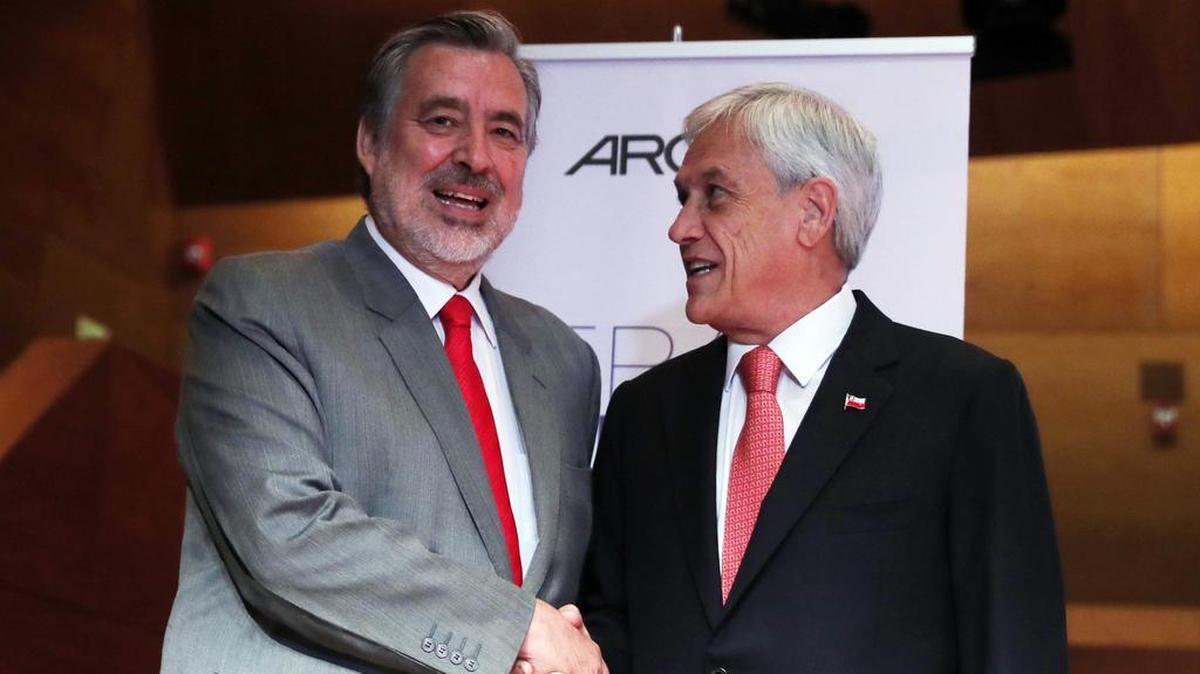 Los candidatos a la presidencia de Chile, Sebastián Piñera, derecha, y Alejandro Guillier, se saludan durante un debate radial organizado por la Asociación de Radiodifusores de Chile (Archi), en el centro cultural Gabriela Mistral, en Santiago, el 7 de diciembre del 2017.