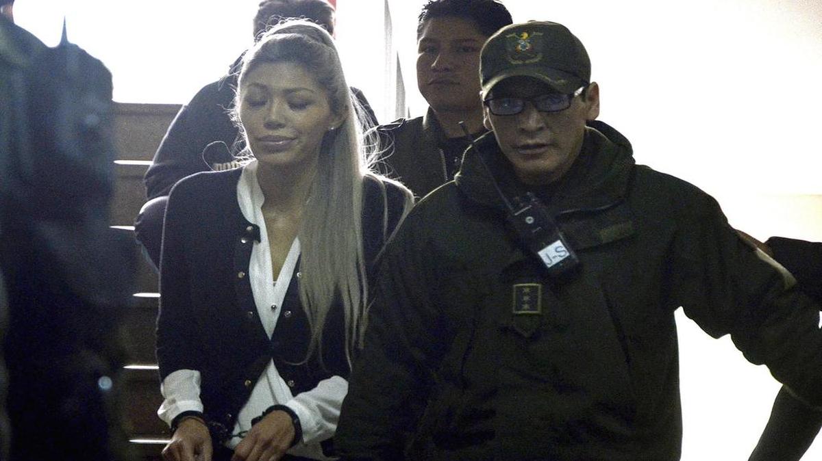 Gabriela Zapata Montaño (c), ex pareja del presidente de Bolivia, Evo Morales, sale de una audiencia cautelar este domingo 28 de febrero de 2016, en La Paz (Bolivia).