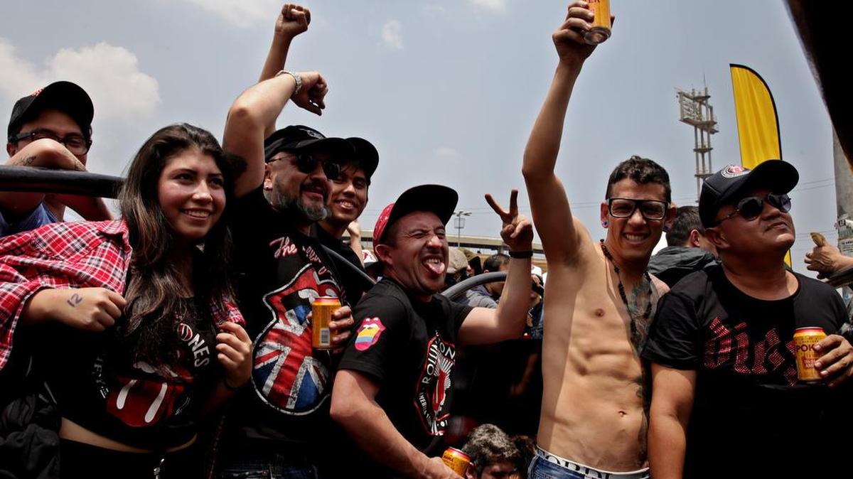 Aficionados de la agrupación británica The Rolling Stones esperan el comienzo del histórico concierto de la banda en Bogotá.
