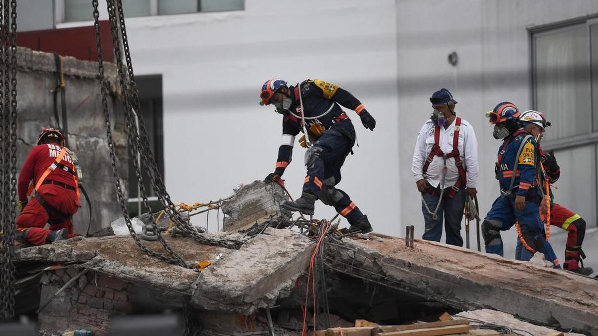 Los rescatistas siguen trabajando en la recuperación de las víctimas del edificio Alvaro Obregón # 286, colapsado durante el reciente terremoto de 7.1 grados, en la Ciudad de México el 28 de septiembre de 2017.