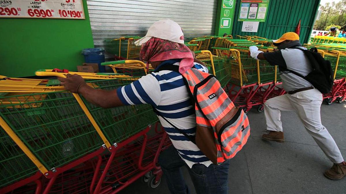 Maestros con el rostro cubierto atacan el jueves centros comerciales en la ciudad de Chilpancingo, en el estado de Guerrero.