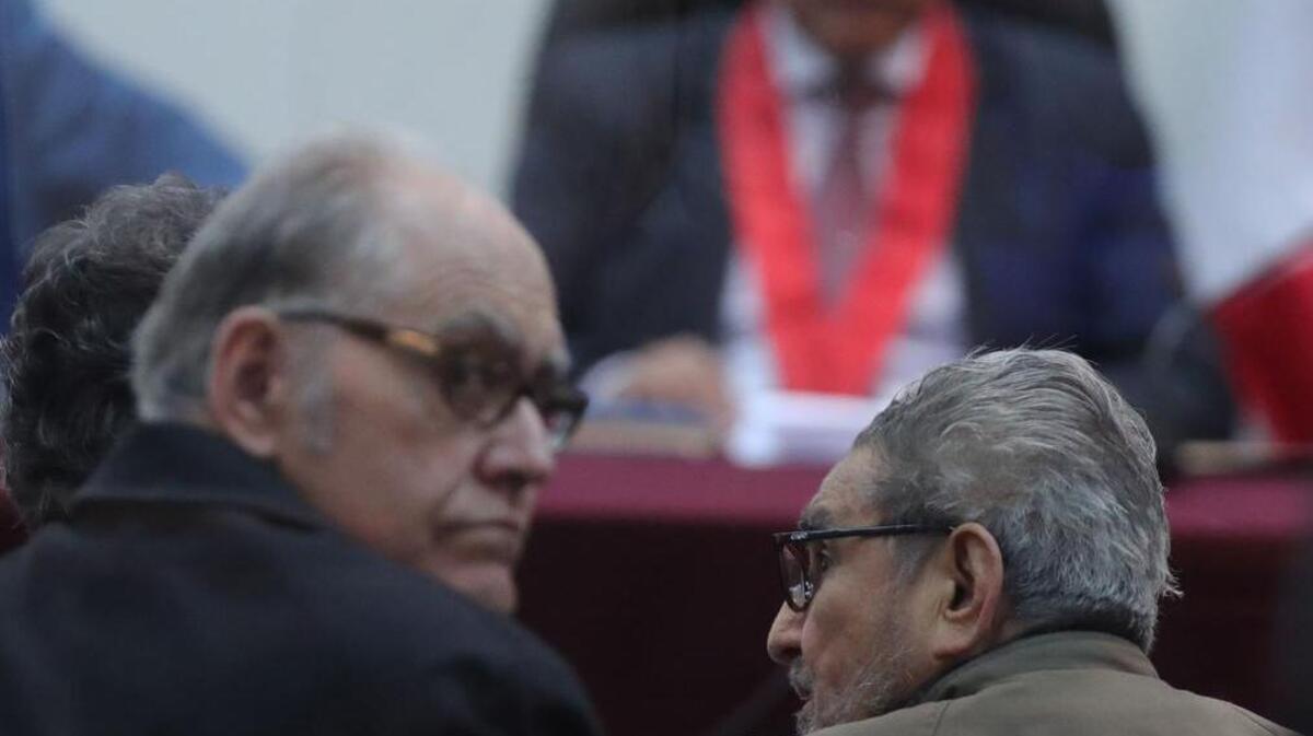 El líder y fundador del grupo terrorista Sendero Luminoso, Abimael Guzmán (d), y el líder Edmundo Cox Beuzeville (i) asisten a una audiencia el martes 11 de septiembre de 2018, en la Base Naval del Callao, en Lima, Perú. La cúpula del grupo terrorista Sendero Luminoso, incluido su líder y fundador Abimael Guzmán, afronta la decisión judicial sobre un pedido de cadena perpetua en el proceso que se le siguió por un atentado con coche bomba que en 1992 dejó 25 muertos y 155 heridos en Lima.