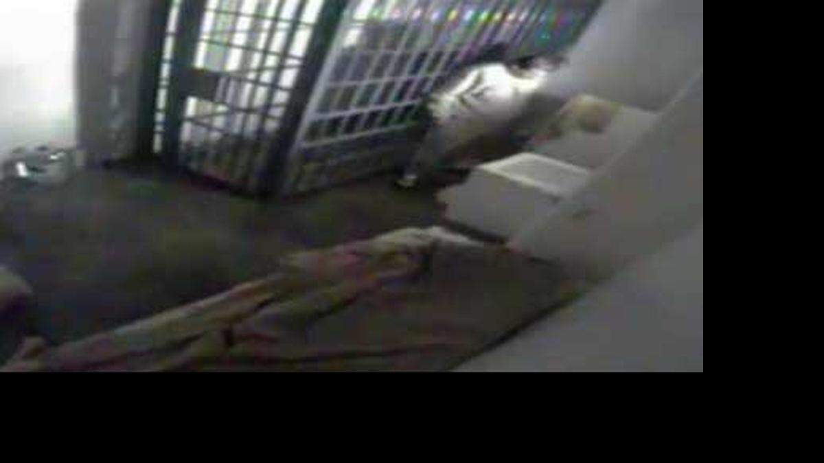 En el video puede verse a “El Chapo” Guzmán caminar de un lado a otro de su celda, sentarse en su cama para cambiarse de calzado, y agacharse en el área de la ducha, oculta por un muro.