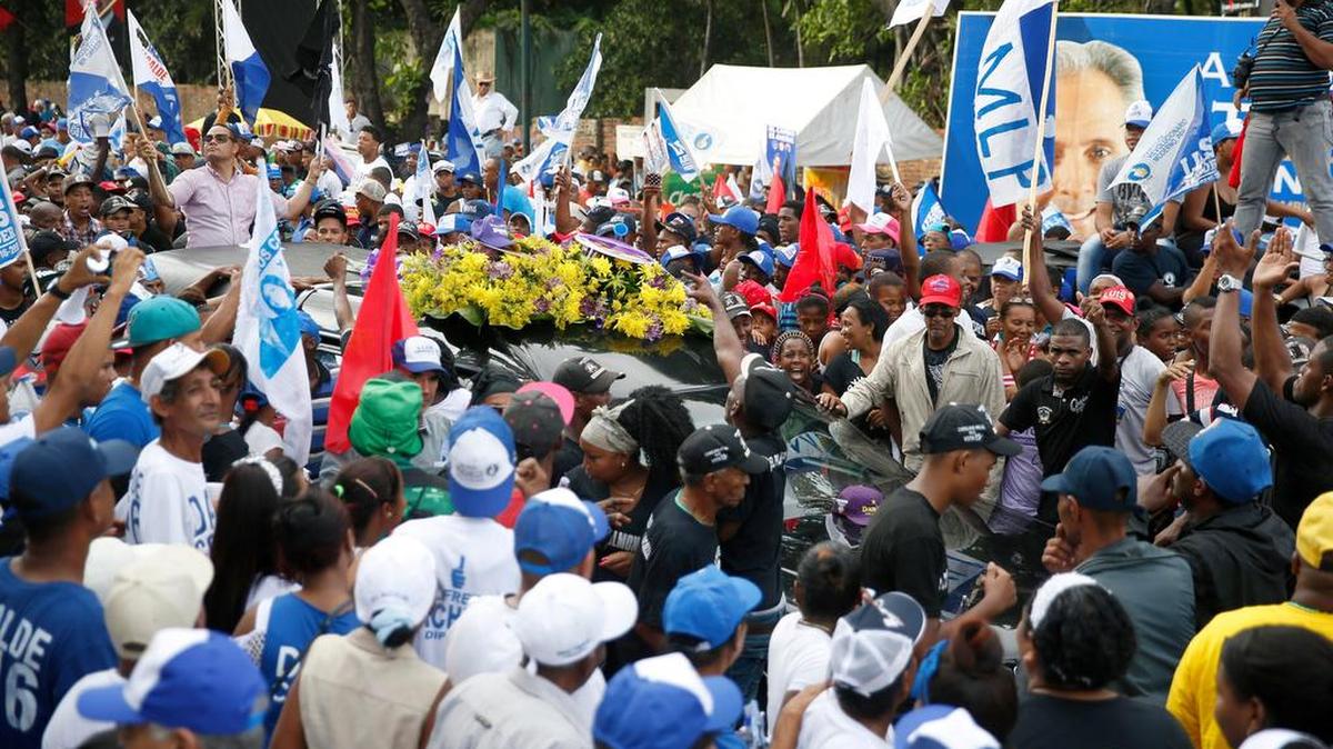 Partidarios de Luis Abinader, candidato presidencial del opositor Partido Revolucionario Moderno, participan en el acto de cierre de su campaña en Santo Domingo, República Dominicana.